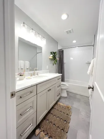 Newly renovated condo, minutes to NYC! Отели рядом со станцией Железнодорожная станция Grove Street