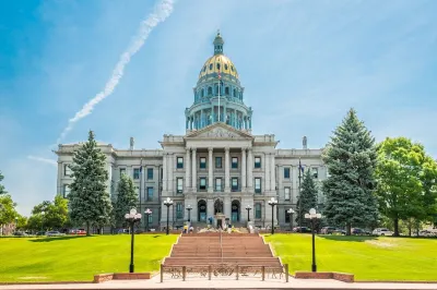 Fully stocked new apt, work from home + Free Parking! Hotel a 