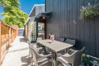 Fully stocked new apt, work from home + Free Parking!