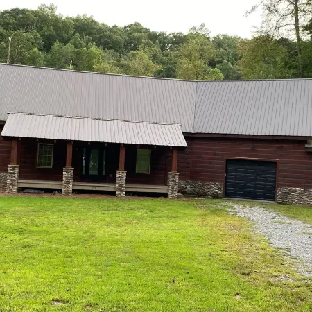 Blue Ridge Cabin within 40 feet of the Toccoa River and Trout Fishing