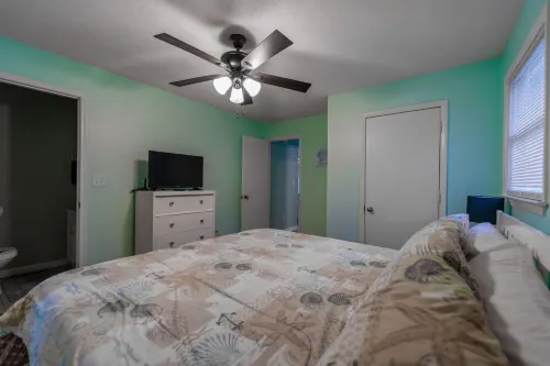 Sandy Paws - A Dog-Friendly Haven with Boat Parking on Oak Island, NC