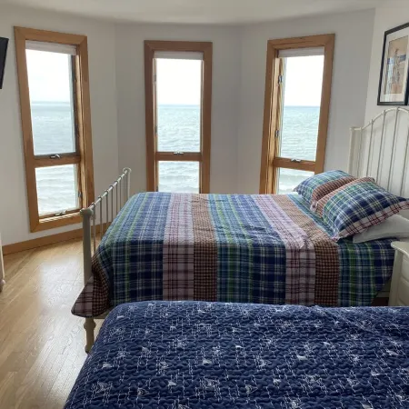 Oceanfront w/Private Stairs to Beach and Spectacular Sunsets! Отели в г. Истам