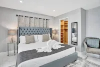4BR Modern HTD Pool Jacuzzi 1.5 Miles to the Beach