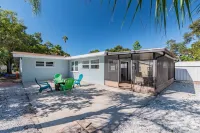 Spacious Renovated 3 bed/2 bath House In Ozona/Palm Harbor. INCLUDES KAYAKS. Hotels near Pop Stansell Park