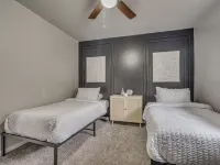 North OKC - Large, Modern Home with Pool and Game Room Hotel in zona Prince Engineering Center