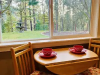 Luxury studio in the private hillside of Trail. Wi-Fi & Pet Friendly! Hotels in Trail