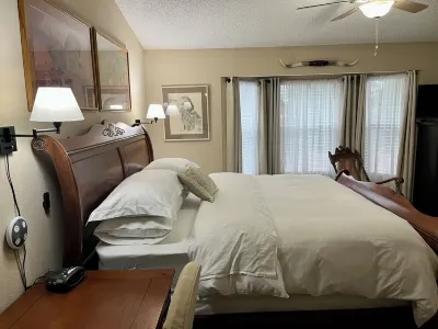 Hill’s Old West Retreat Hotels near Tompkins Dog Park