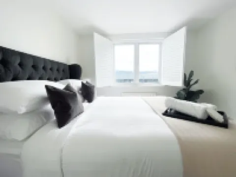 Stunning modern space with harbour views & free parking