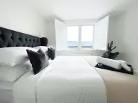 Stunning modern space with harbour views & free parking