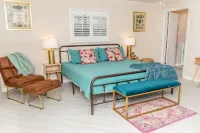 Villa Palmas-Double Master Suites, 5 Bedrm + Pool -1 mile from beach