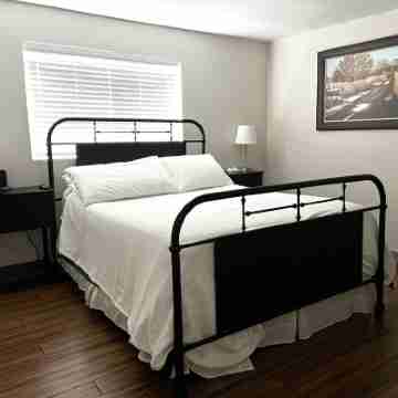 Hole in the Rock Inn - Newly remodeled for post adventure relaxation! Rooms