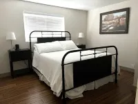 Hole in the Rock Inn - Newly remodeled for post adventure relaxation!