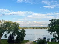 Lakefront Haven: Waterfront Oasis with Dock, Spacious Swim Pier & Pano Lake view Hotels in Delavan