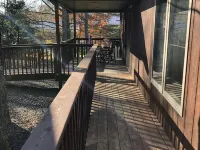 Nelson Lake Retreat: beautiful views of the lake both inside and out. レンルートのホテル