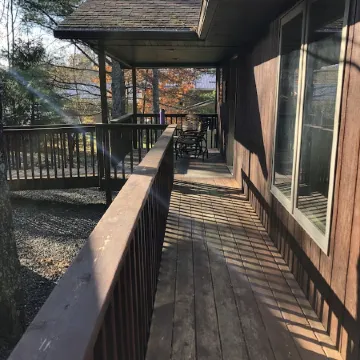 Nelson Lake Retreat: beautiful views of the lake both inside and out.