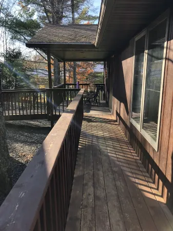 Nelson Lake Retreat: beautiful views of the lake both inside and out. Отели в г. Ленрут