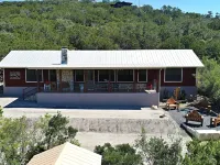 Rustic lodge retreat minutes from the Frio! Hotels in Concan