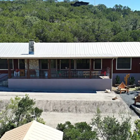 Rustic lodge retreat minutes from the Frio!
