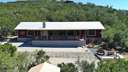 Rustic lodge retreat minutes from the Frio! Отели в г. Конкан