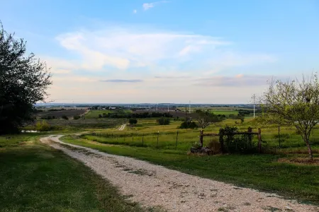 Peaceful setting 10 minutes to New Braunfels, San Marcos or Seguin