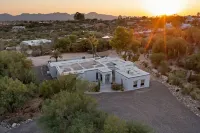 Catalina Foothills/ heated Pool/Guesthouse/sleeps 16 Hotels near Walgreens