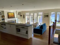 Lakeside luxury: beautiful, relaxing 4 bedroom home Hotel di Trumbull