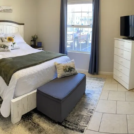 Farmhouse Charm in a Newly Renovated Lake View Walkout Condo! Marina 5 Min Away!
