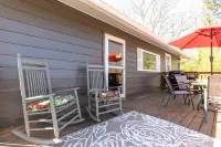 Pet-Friendly Mountain View Cottage - Large deck & views of Blue Ridge Mtns. Hotels in Weaverville