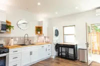 Cozy Casa. 1 mile from the beach/downtown.