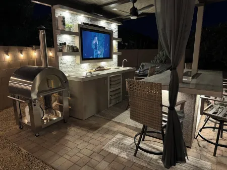 Luxury 4 Bed,  4 Bath with Heated Pool, Spa Outdoor Kitchen & Putting Green Отели рядом с Litchfield