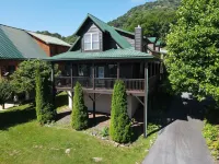 Pet-Friendly/Mountain Views/Roaming Elk/Wrap-Around Porch! Hotels near Maggie Valley Opry House