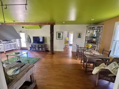 Cute & Artsy condo 1mi from Beulah, 7mi from Frankfort & 15mi from Crystal Mtn.