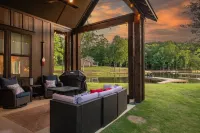 Family Friendly Lakehouse: Dock, Kayaks & Sup Board, Firepit Neighborhood Pool!