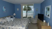 ON THE BEACH, BEAUTIFULLY RENOVATED, ONSITE MANAGEMENT, GREAT RESTAURANTS NEARBY Hotels in Indian Harbour Beach