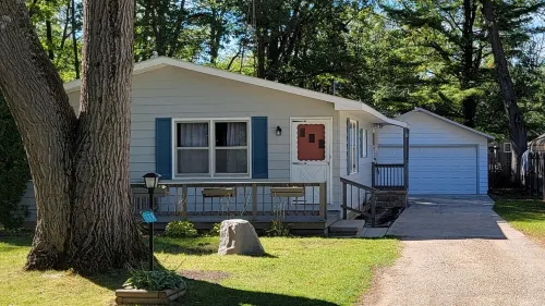 Family sized updated cottage with garage - Close to Houghton Lake and ORV Trails