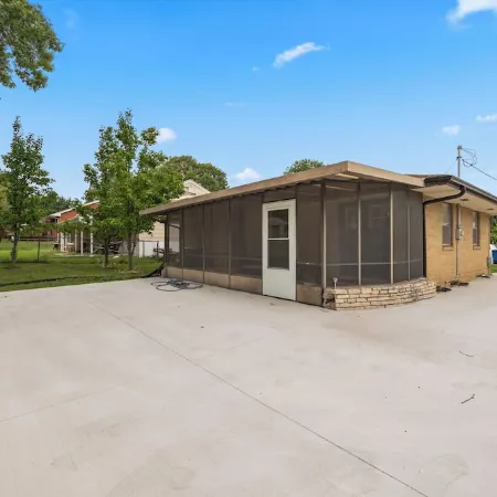 Welcome to Tiny's House. Your 3 Beds, 1 Bathroom Cozy Retreat in des Moines