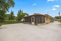 Welcome to Tiny's House. Your 3 Beds, 1 Bathroom Cozy Retreat in des Moines