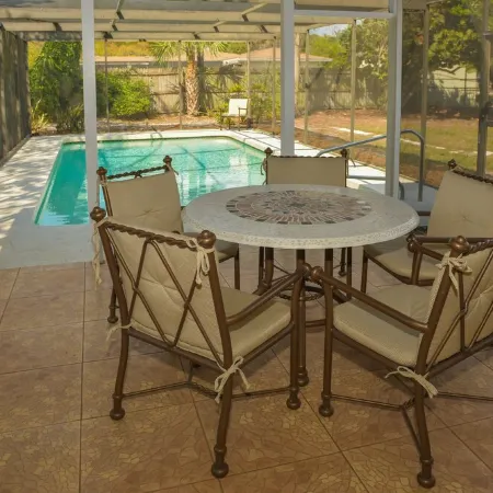 2Bed/2Bath Home with Pool and Fenced-in Yard 5 Min. from DT and 15 to Beach.