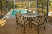Charming Florida bungalow with pool and fenced-in yard. - สระว่ายน้ำส่วนตัว