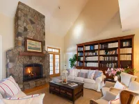 GORGEOUS HOME w/FANTASTIC VIEWS-10 MINS TO CAMDEN! Hotels in Lincolnville