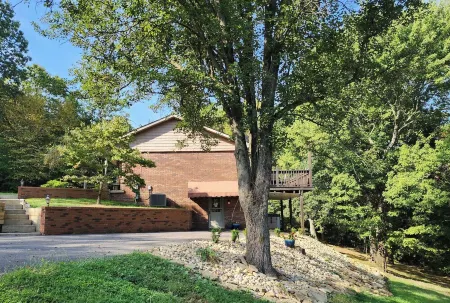 Charming 3 Bed 2 Bath Home  Game & Laundry Room  Hot Tub in Hocking Foothills