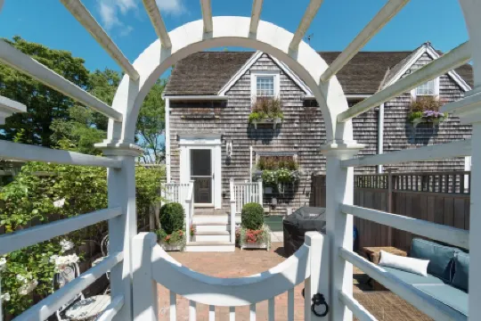 Beautiful 4 BR, 2 BA home a block fr Harbor, World Class dining Отели рядом с достопримечательностью «Peter Foulger Museum»