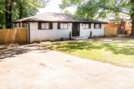 Wonderful Home away from home / 5 min from airport/ 10 min ATL/ Free Parking