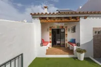 Quirky spacious village house with plunge pool and outdoor cinema Hotels in Andevalo