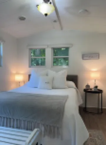 Couples Romantic Country Bungalow, Private, Stock Tank Pool, Birds, Wildlife