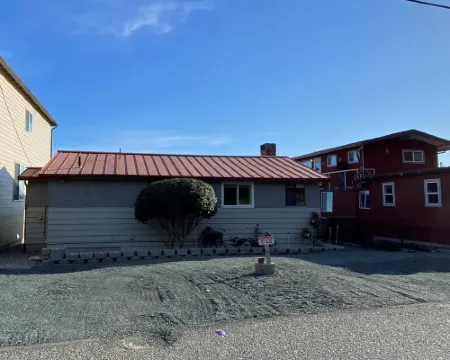 Beach house with views of Puget Sound, ferry, North Cascades, Mt Baker, Rainier. Hotels in Clinton