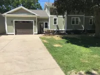 Cozy Cottage 5 minutes to downtown and beach