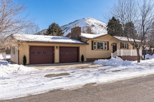 Excellent Home, In Town, Come & Play in Lava!