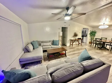 Completely Renovated Home w/AC, Fire Pit, & More! Отели в г. Хайрум