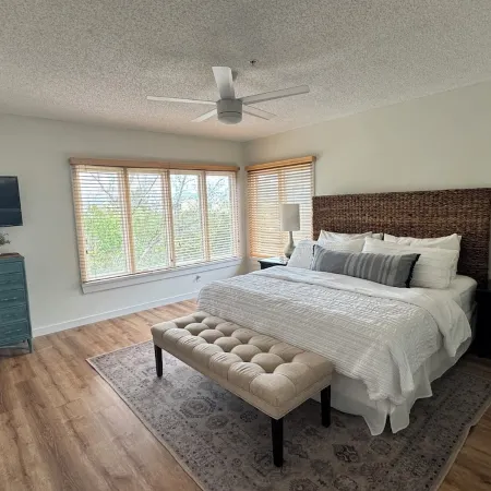 Updated Townhome, Secluded Beach + Pool
